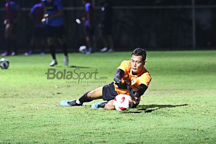 Erlangga Setyo sedang berlatih dalam pemusatan latihan timnas U-22 Indonesia di Lapangan D, Senayan, Jakarta, 2 Maret 2021.