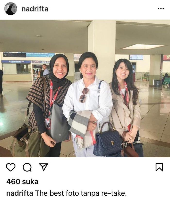 Nadya Arifta yang mengenakan pakaian garis-garis berwarna cokelat dan hitam juga dilengkapi kerudung berwarna senada pun tampak berdiri di samping istri Presiden Joko Widodo.