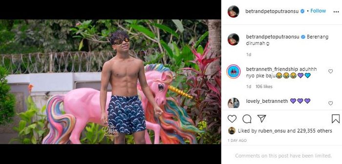 Penampilan Betrand Peto saat pamer perut sixpack