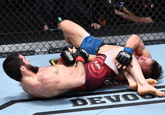 Momen, Islam Makhachev (kiri) melakukan kuncian armbar mengerikan pada, Drew Dober pada UFC 259.