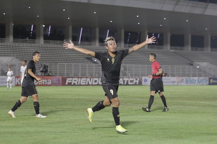 Logo Garuda di jersey Kushedya Hari Yudo, copot saat timnas U-22 Indonesia melawan Bali United di Stadion Madya, Jakarta, Minggu (7/3/2021).