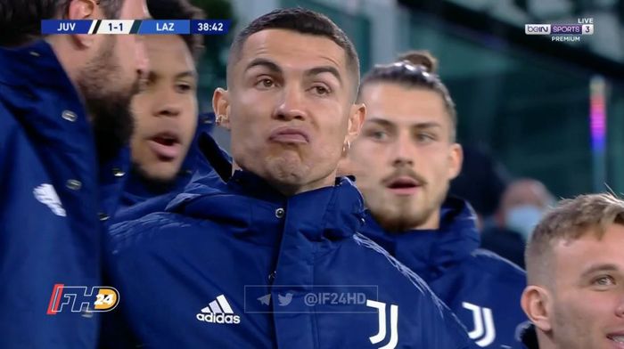 Cristiano Ronaldo nampa melengos saat melihat gol roket Adrien Rabiot.