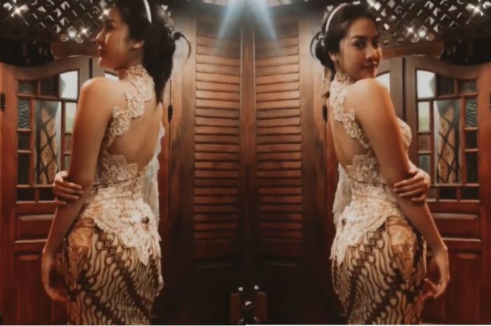 Penampilan <a href='https://jambi.tribunnews.com/tag/seksi' title='Seksi'>Seksi</a>nya <a href='https://jambi.tribunnews.com/tag/anya-geraldine' title='Anya Geraldine'>Anya Geraldine</a> Pakai Kebaya Pas Body Model Backless Pamer Punggung