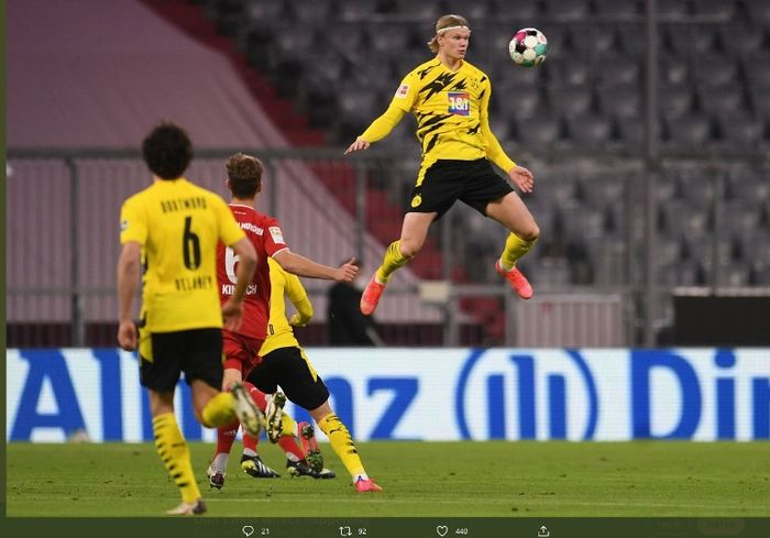 Striker Borussia Dortmund, Erling Haaland, saat melawan Bayern Muenchen.