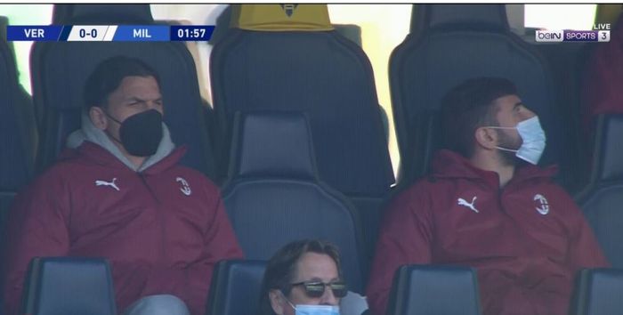 Bomber AC Milan, Zlatan Ibrahimovic (kiri), nonton laga kontra Verona di tribune, 7 Maret 2021.