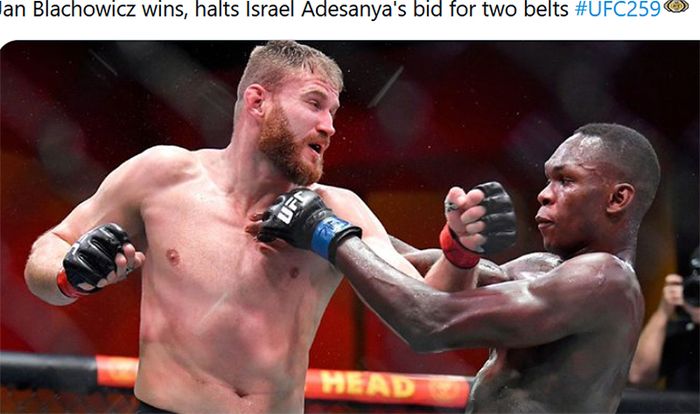 Juara kelas berat ringan, Jan Blachowicz (kiri), berhadapan dengan juara kelas menengah, Israel Adesanya, pada UFC 259 di UFC APEX, Las Vegas, Amerika Serikat, 6 Maret 2021.
