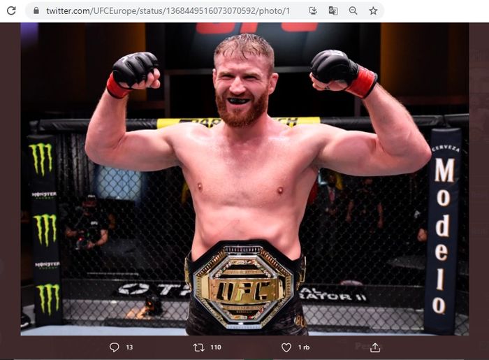 Juara kelas berat-ringan UFC, Jan Blachowicz, saat merayakan kemenangan atas Israel Adesanya pada ajang UFC 259 di UFC Apex, Las Vegas, Nevada, Amerika Serikat, Minggu (7/3/2021).