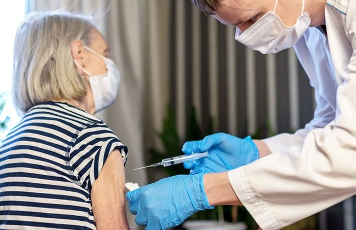 di Austria ada kasus meninggal dunia setelah disuntik vaksin AstraZeneca.