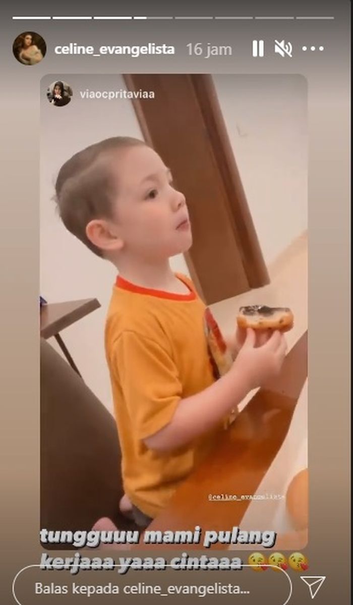 Anak Celine Evangelista tampak menunggu ibunya pulang kerja