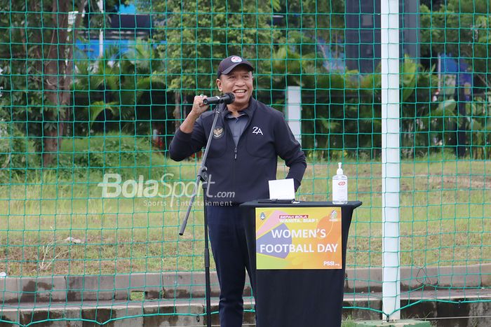 Menteri Pemuda dan Olahraga Republik Indonesia, Zainudin Amali, sedang memberikan sambutan dalam acara Perayaan Hari Perempuan Sedunia dalam latihan timnas putri Indonesia di Lapangan D, Senayan, Jakarta, 8 Maret 2021.