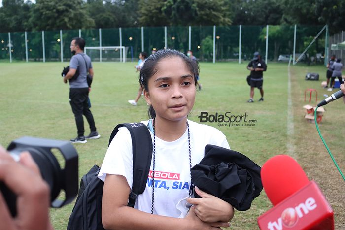 Ade Mustikiana Oktafiani sedang memberikan keterangan kepada awak media setelah latihan bersama timnas putri Indonesia di Lapangan D, Senayan, Jakarta, 8 Maret 2021.
