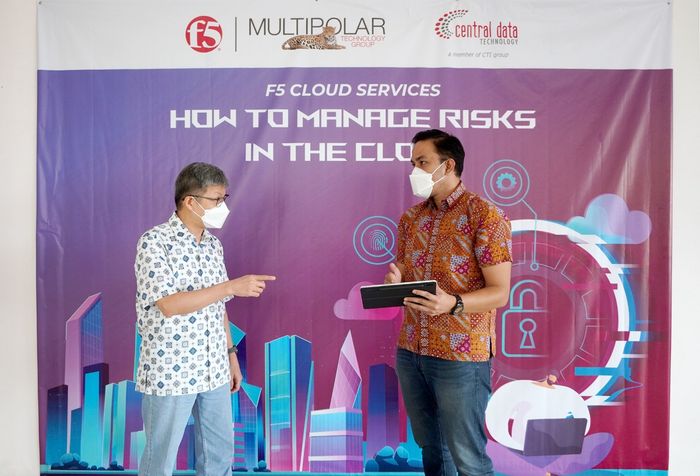 Yohan Gunawan, Director Hybrid Infrastructure Services Business PT Multipolar Technology Tbk (kiri) dan Gary Adrian, Head Presales Network PT Multipolar Technology Tbk (kanan) tengah berbincang di sela-sela webinar F5 Cloud Services “How to Manage Risks in the Cloud”