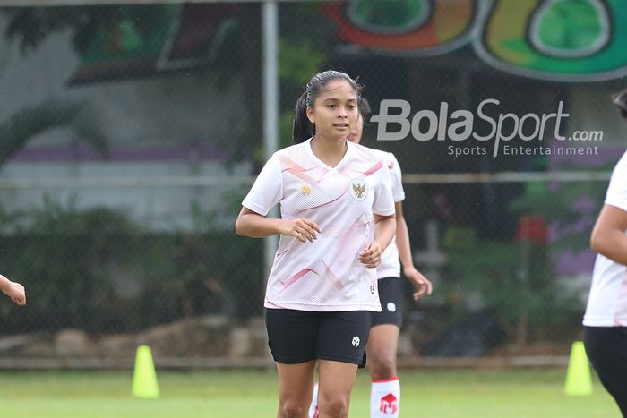 Kapten timnas putri Indonesia, Ade Mustikiana Oktafiani, sedang berlatih di Lapangan D, Senayan, Jakarta, 8 Maret 2021