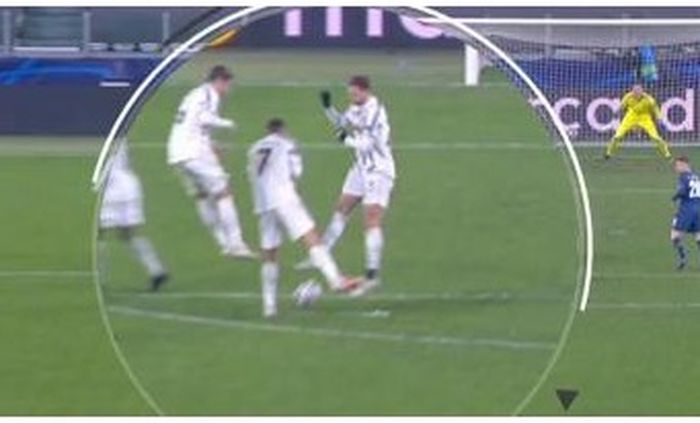 Momen pemain Juventus yang menjadi pagar hidup gagal menghalangi tendangan bebas FC Porto.