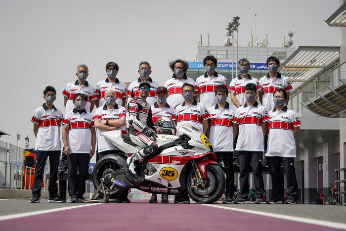 Pembalap penguji Yamaha, Cal Crutchlow,  berpose dengan livery edisi perayaan 60 tahun kiprah Yamaha pada balapan grand prix pada tes pramusim MotoGP di Sirkuit Losail, Qatar, 10 Maret 2021.