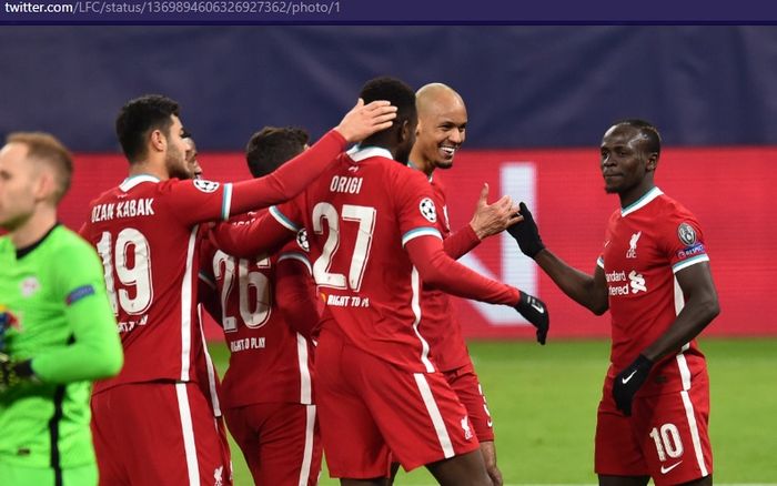 Para pemain Liverpool dan Juergen Klopp merayakan kelolosan ke babak perempat final Liga Champions usai menang agregat 4-0 atas RB Leipzig.