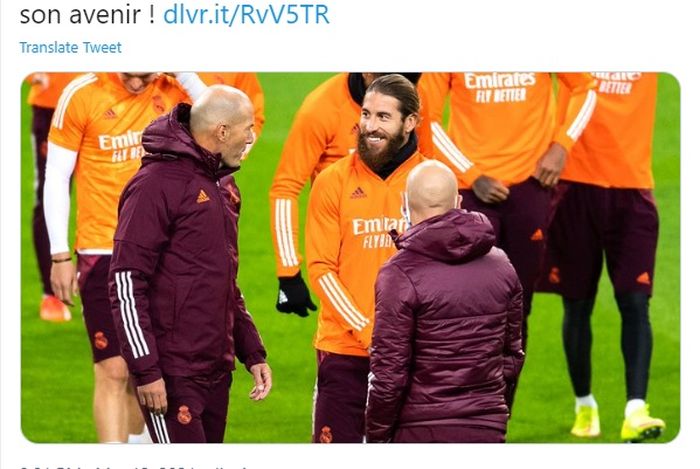 Pelatih Real Madrid, Zinedine Zidane (kiri) saat berbincang dengan kapten tim, Sergio Ramos, dalam sebuah sesi latihan.