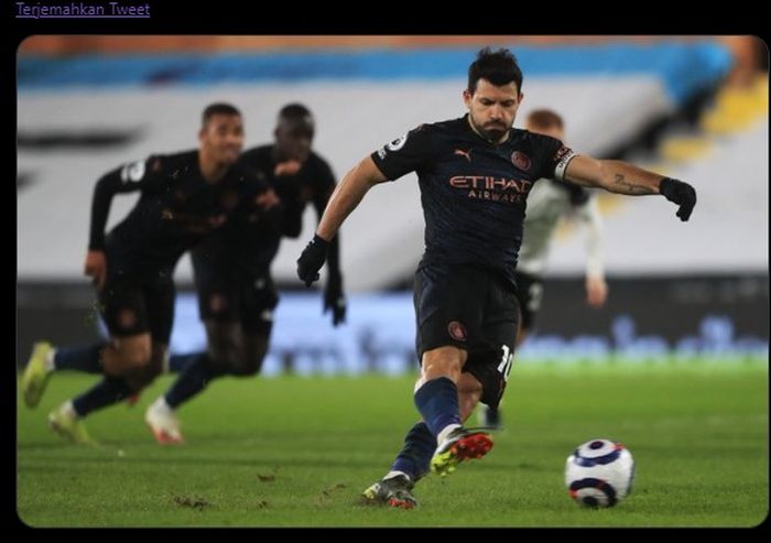 Penyerang Manchester City, Sergio Aguero, mencetak gol penalti dalam laga kontra Fulham