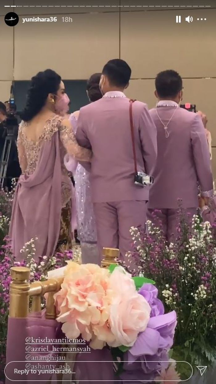 Krisdayanti kepergok gandeng erat tangan Azriel Hermansyah di acara lamaran Aurel dan Atta