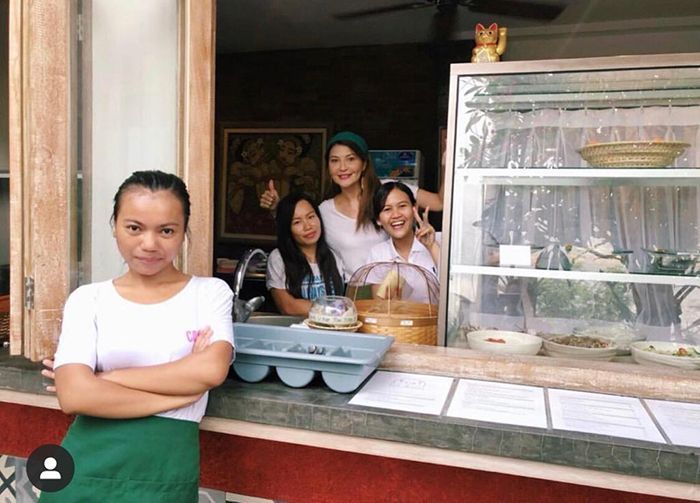 Warung nasi 'Teh Manis' milik Tamara Bleszynski.