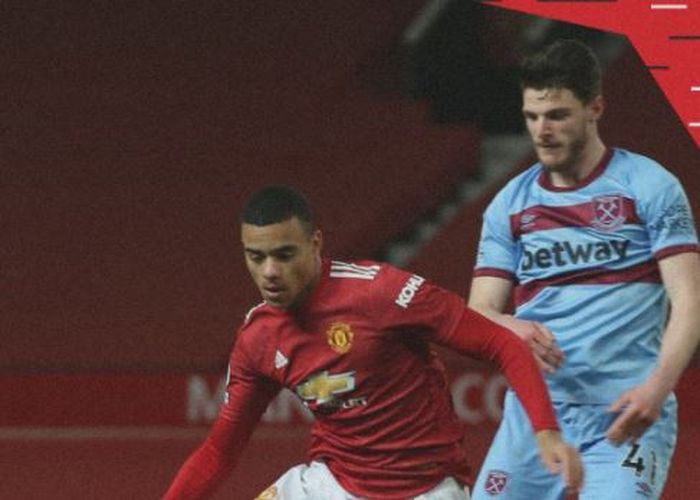 Striker Manchester United, Mason Greenwood, dikawal oleh gelandang West Ham United, Declan Rice, dalam laga Liga Inggris di Stadion Old Trafford, Minggu (14/3/2021).