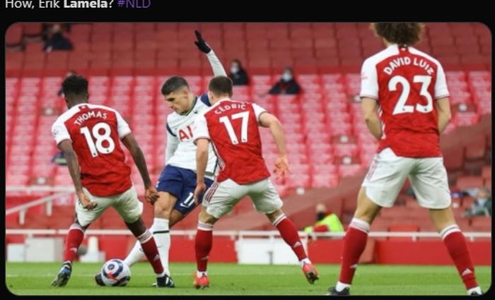 Gelandang Tottenham Hotspur, Erik Lamela, membuka skor timnya dengan melakukan tendangan rebona di laga kontra Arsenal