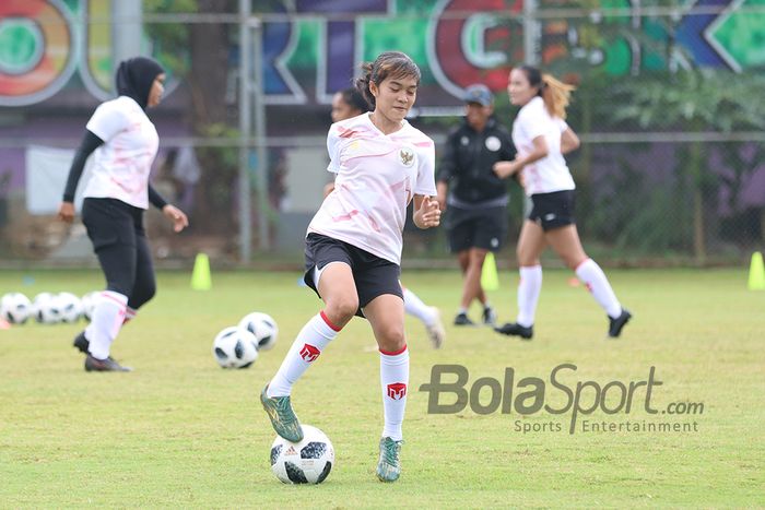 Reva Octaviani sedang menggiring bola dalam pemusatan latihan timnas putri Indonesia di Lapangan D, Senayan, Jakarta, 8 Maret 2021.