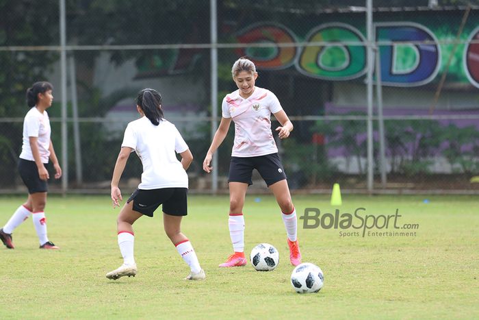 Zahra Muzdalifah sedang berlatih dalam pemusatan latihan timnas putri Indonesia di Lapangan D, Senayan, Jakarta, 8 Maret 2021.