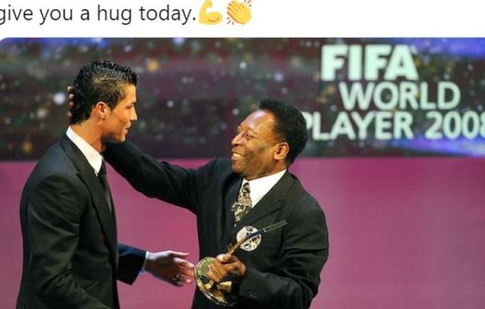Megabintang timnas Portugal, Cristiano Ronaldo, tersenyum bersama striker legendaris timnas Brasil, Pele.