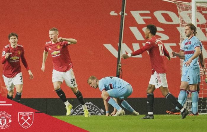 Para pemain Manchester United merayakan gol yang dicetak ke gawang West Ham United dalam laga Liga Inggris di Stadion Old Trafford, Minggu (14/3/2021).