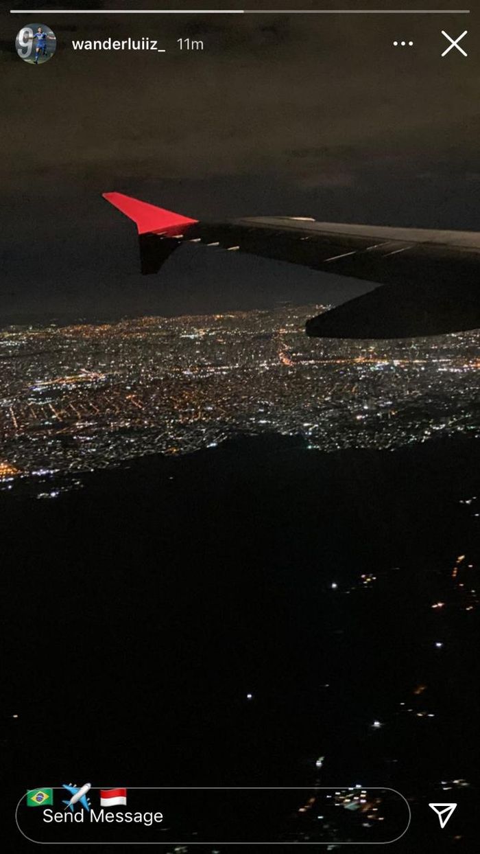 Instagram story Wander Luiz yang memperlihatkan dia berada didalam pesawat tengah menuju Indonesia.