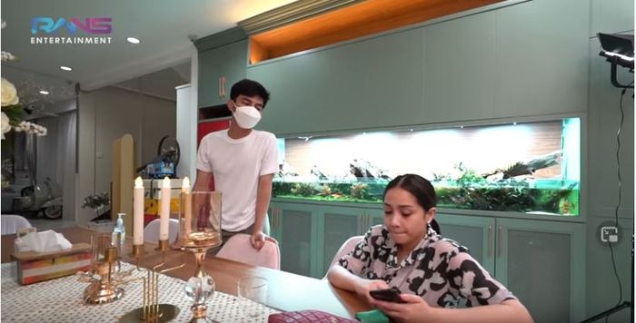 Dimas minta dibuatkan mie instan oleh Nagita Slavina yang sedang syuting endorse.