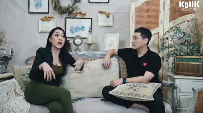 Perbincangan Rio dan Lucinta Luna yang menceritakan bahwa akun sosial mediany hilang sejak ia di penjara