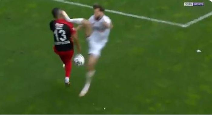Bek kanan Denizlispor, Ozer Ozdemir, terbang menendang kuping kanan dari bek kiri Gaziantep, Junior Morais, dalam laga Liga Turki di Gaziantep Stadyumu, Minggu (14/3/2021).