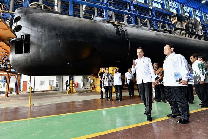 Presiden Joko Widodo (kiri) didampingi Menteri Pertahanan Prabowo Subianto meninjau Kapal Selam Alugoro-405 di PT PAL Indonesia (Persero) di Surabaya, Jawa Timur, Senin (27/1/2020). Keberhasilan pembangunan kapal selam KRI Alugoro-405 menjadikan Indonesia satu-satunya negara di kawasan Asia Tenggara yang mampu membangun kapal selam.