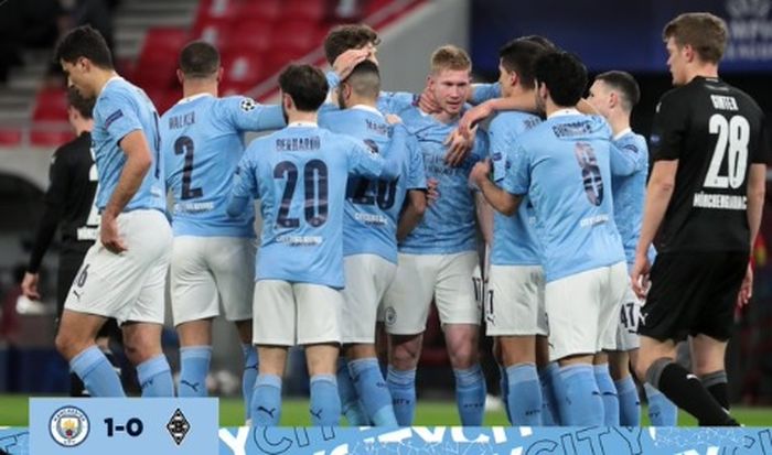 Para pemain Manchester City merayakan gol Kevin De Bruyne dalam laga leg kedua babak 16 besar Liga Champions kontra Borussia Moenchengladbach di Stadion Puskas Arena, Selasa (16/3/2021).