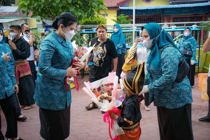 Gaya Rambut <a href='https://manado.tribunnews.com/tag/kahiyang-ayu' title='Kahiyang Ayu'>Kahiyang Ayu</a> yang Sorotan Netizen saat Kunjungan Kerja sebagai Ketua Tim Penggerak PKK