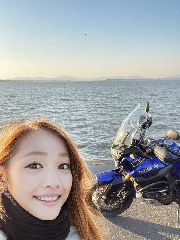 Karena kecantikan parasnya dia mendapat julukan dewi motor.