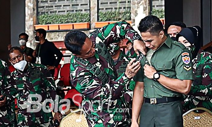 Kepala Staf  Angkatan Darat (KSAD) Jendral TNI Andika Perkasa sedang menggantikan badge nama dari Aprilia  Santini Manganang menjadi Aprilio Perkasa Manganang, 19 Maret 2021.