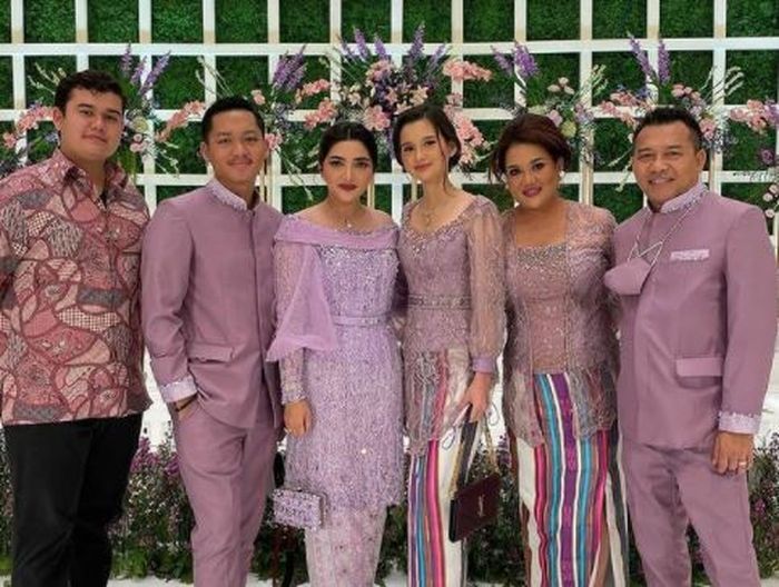 Keluarga Sarah Menzel saat hadiri prosesi lamaran Aurel Hermansyah.