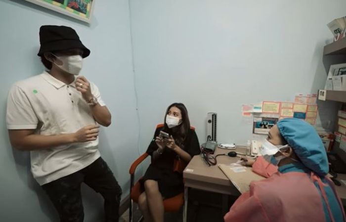 Atta Halilintar saat menemani Aurel ke dokter kandungan