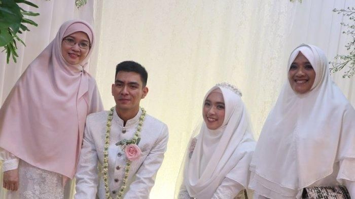 Teh Ninih, istri Aa Gym, saat foto bersama Ghefira dan Al Zindani di hari pernikahan anaknya