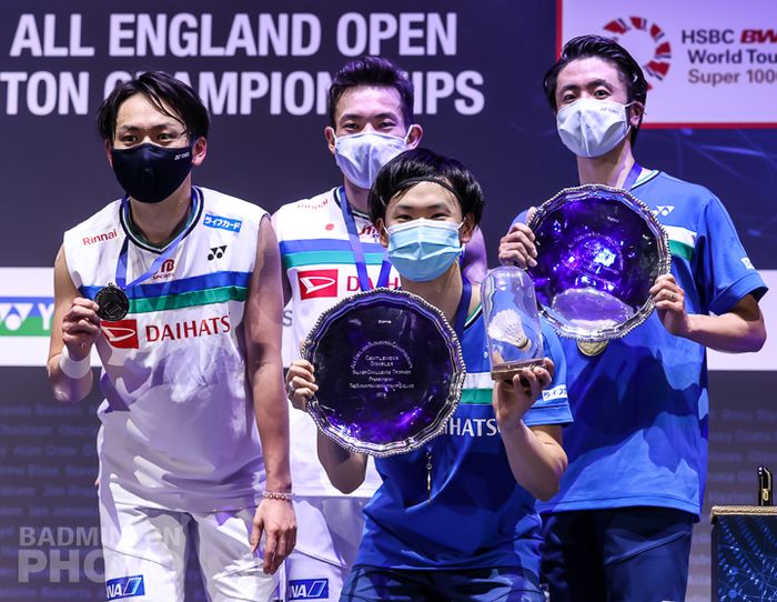 Dua pasangan ganda putra Jepang, Hiroyuki Endo/Yuta Watanabe (jersey biru) dan Takeshi Kamura/Keigo Sonoda, berpose di atas podium usai menjalani pertandingan final All England Open 2021 di Arena Birmingham, Birmingham, Inggris, Minggu (21/3/2021).