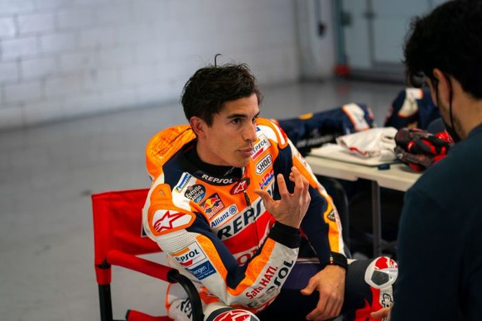 Pembalap Repsol Honda, Marc Marquez, berbicara kepada kru ketika menjalani tes privat di Sirkuit Catalunya, Spanyol, 16 Maret 2021.