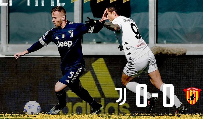 Gelandang Juventus, Arthur, mengontrol bola dalam laga Liga Italia kontra Benevento di Stadion Allianz, Minggu (21/3/2021).