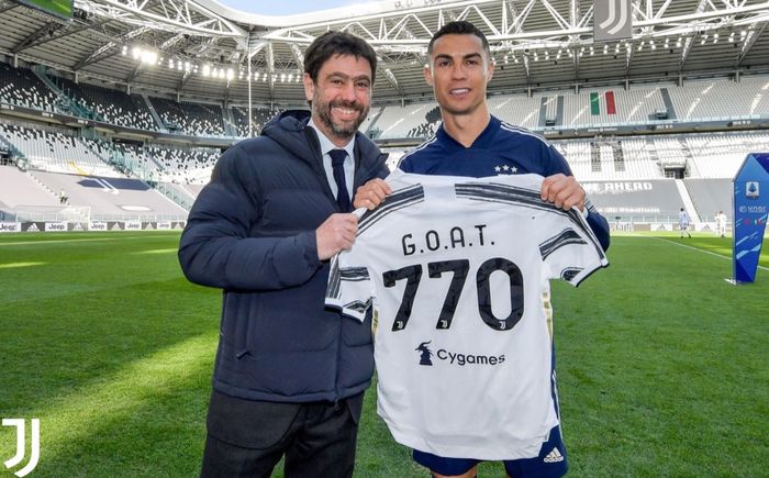 Megabintang Juventus, Cristiano Ronaldo, berpose sebelum dimulainya laga Liga Italia kontra Benevento di Stadion Allianz, Minggu (21/3/2021).
