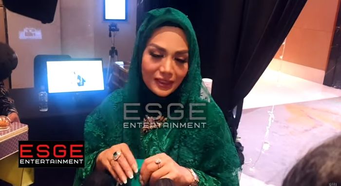 Krisdayanti mengatakan bahwa dirinya didukung oleh sang suami untuk ikut berperan dalam pernikahan Aurel