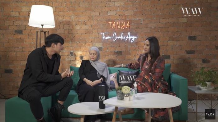 Tangkap Layar Video Anya Geraldine Wawancari Rey Mbayang dan Dinda Hauw