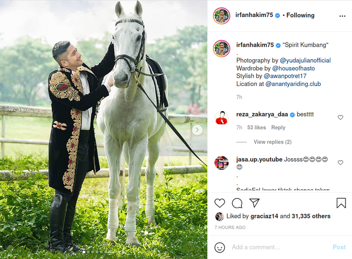 Pajang foto bareng kuda putih dengan pakaian gagah dan mewah bak Lee Gon dalam Drama Korea The King, Irfan Hakim langsung banjir pujian.