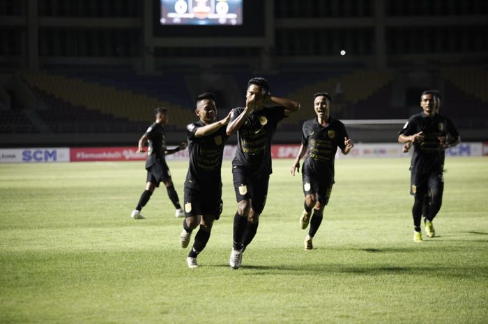 Pemain PSIS Semarang, Fandy Eko Utomo, usai mencetak gol ke gawang Tira Persikabo